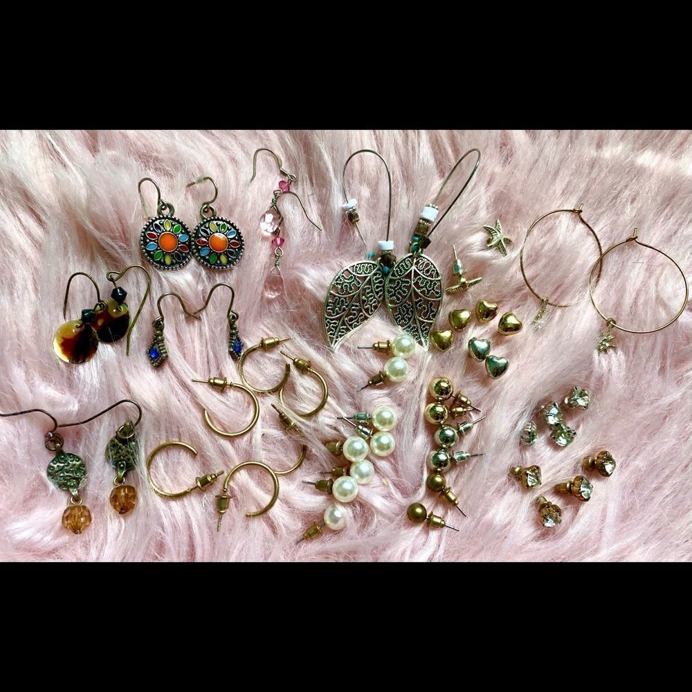 (26) Pairs of Women’s Earrings